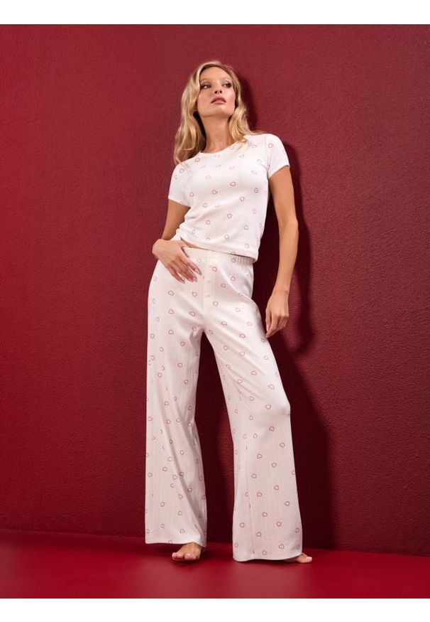 Sinsay - Bawełniana piżama dwuczęściowa ze wzorem w serca - kremowy. Kolor: kremowy. Materiał: bawełna