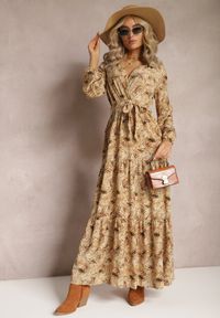 Renee - Beżowa Sukienka Kopertowa Maxi Fisa. Typ kołnierza: kołnierz z falbankami. Kolor: beżowy. Materiał: tkanina. Długość rękawa: długi rękaw. Wzór: aplikacja, kwiaty, nadruk. Typ sukienki: kopertowe. Styl: boho. Długość: maxi #5