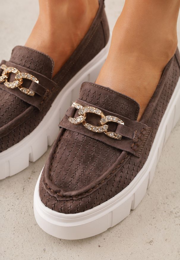 Renee - Brązowe Perforowane Mokasyny ze Skóry Naturalnej z Aplikacją na Platformie Heilarta. Kolor: brązowy. Materiał: skóra. Szerokość cholewki: normalna. Wzór: aplikacja. Obcas: na platformie