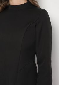 Born2be - Czarna Taliowana Sukienka o Rozkloszowanym Dole Virvesa. Okazja: na co dzień. Kolor: czarny. Styl: casual, elegancki #6