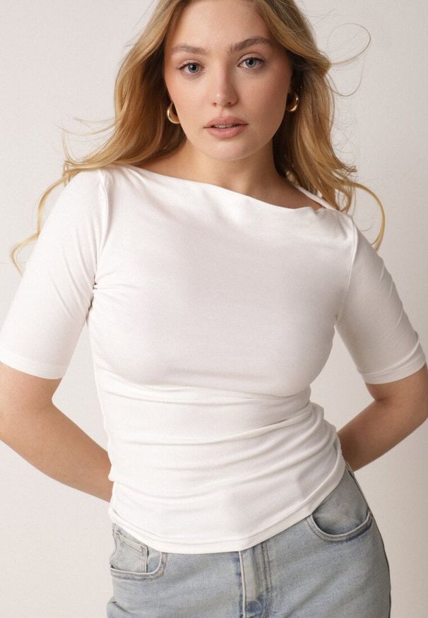Born2be - Biały Wiskozowy T-shirt o Dopasowanym Kroju z Dekoltem w Łódkę Idahphaeia. Okazja: na co dzień, do pracy, na spotkanie biznesowe. Kolor: biały. Materiał: wiskoza. Wzór: aplikacja. Styl: biznesowy, klasyczny, casual