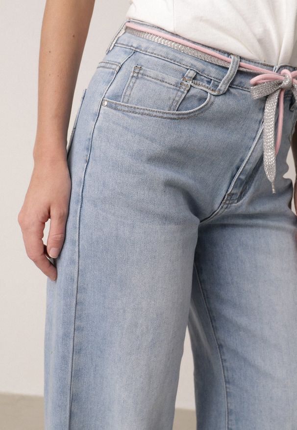 Born2be - Niebieskie Szerokie Jeansy z Bawełną Wysokim Stanem i Paskiem Typu Sznurek Nevinias. Okazja: na co dzień. Stan: podwyższony. Kolor: niebieski. Styl: casual, elegancki