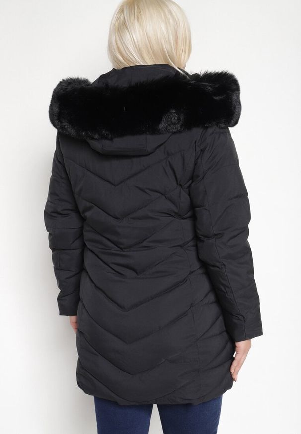 Born2be - Czarna Długa Pikowana Kurtka z Kieszeniami i Kapturem z Futerkiem z Możliwością Odpięcia Mazirae. Okazja: na co dzień. Kolekcja: plus size. Kolor: czarny. Materiał: futro. Długość: długie. Sezon: zima. Styl: elegancki, casual