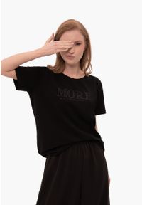 Volcano - Czarny t-shirt, Comfort Fit, T-MORE. Okazja: na co dzień. Kolor: czarny. Materiał: elastan, prążkowany, bawełna, materiał, jeans. Długość rękawa: krótki rękaw. Długość: krótkie. Wzór: napisy, nadruk. Styl: klasyczny, casual #1