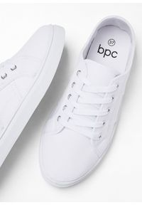 bonprix - Sneakersy Pride. Kolor: biały. Wzór: aplikacja #2