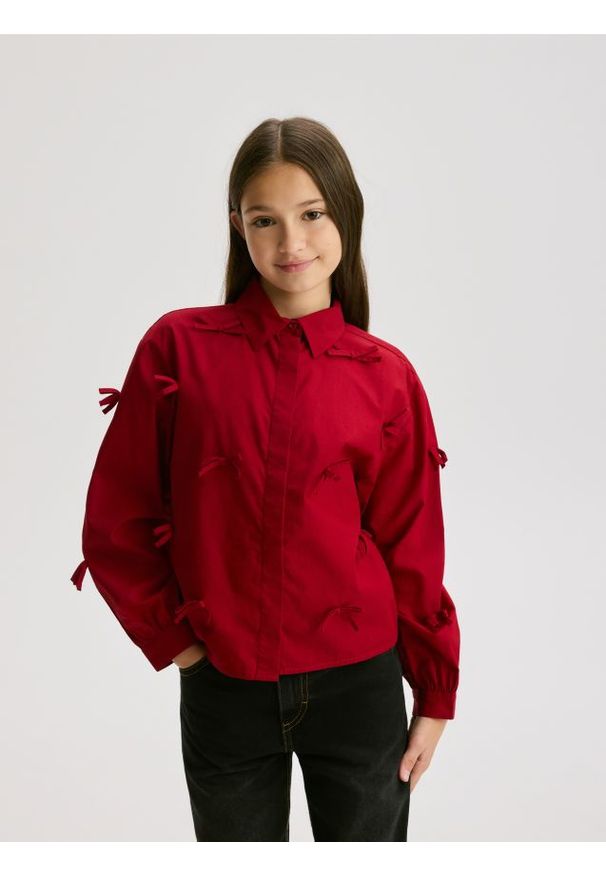 Reserved - Krótka koszula z kokardkami - czerwony. Typ kołnierza: kokarda. Kolor: czerwony. Materiał: bawełna. Długość: krótkie