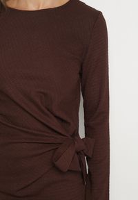 Born2be - Brązowa Taliowana Sukienka z Ozdobnym Wiązaniem i Rozcięciami Esilda. Okazja: na co dzień, na spotkanie biznesowe. Kolor: brązowy. Styl: biznesowy, klasyczny, casual, elegancki #5