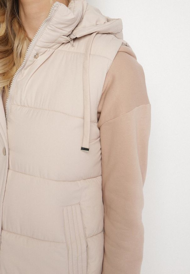 Born2be - Jasnobeżowa Pikowana Kamizelka z Kapturem i Sznurkami Zelothis. Typ kołnierza: kaptur. Kolor: beżowy. Materiał: dzianina, jeans. Długość: długie. Sezon: jesień. Styl: elegancki, klasyczny