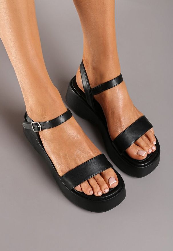 Born2be - Czarne Sandały na Grubej Podeszwie Zapinane wokół Kostki Cleiana. Okazja: na co dzień. Kolor: czarny. Materiał: jeans. Sezon: lato. Styl: elegancki, casual