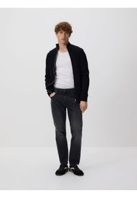 Reserved - Jeansy slim z efektem sprania - szary. Kolor: szary