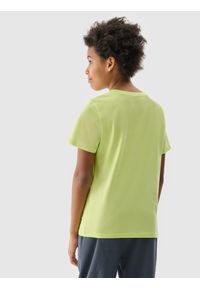 4F JUNIOR - T-shirt z nadrukiem chłopięcy - zielony. Okazja: na co dzień. Kolor: zielony. Materiał: bawełna, dzianina, jersey. Długość rękawa: krótki rękaw. Długość: krótkie. Wzór: nadruk. Sezon: lato. Styl: street, casual, klasyczny, sportowy