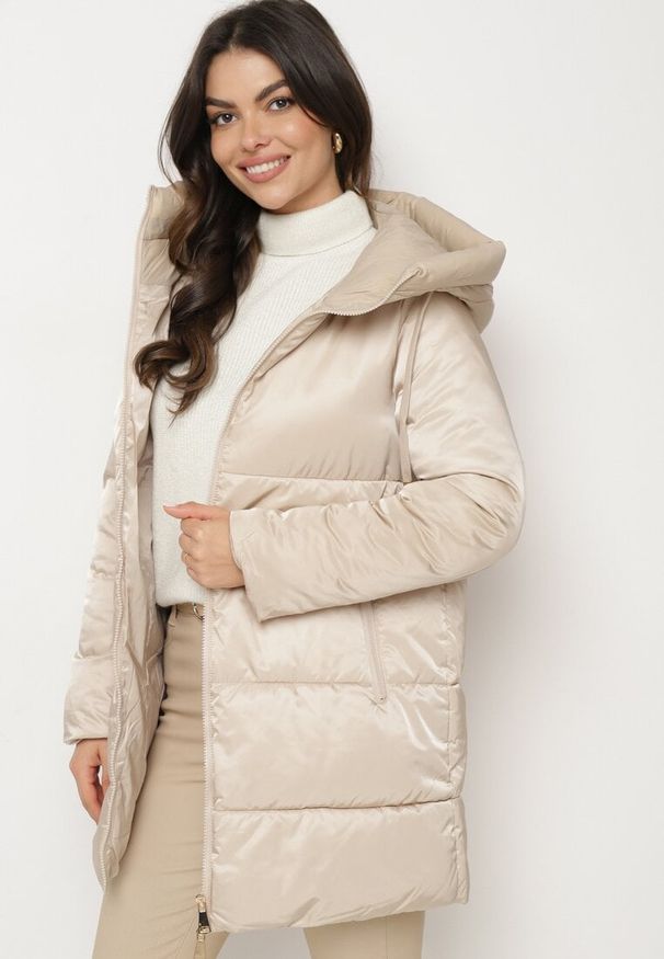 Born2be - Beżowa Długa Kurtka Pikowana z Kapturem o Prostym Kroju Torida. Okazja: na co dzień. Typ kołnierza: kaptur. Kolor: beżowy. Materiał: jeans. Długość: długie. Styl: casual, elegancki