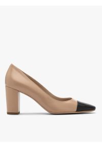 Ryłko - Beżowe czółenka z czarnym noskiem na słupkowym obcasie. Kolor: beżowy. Materiał: skóra. Obcas: na obcasie. Styl: street. Wysokość obcasa: średni #1