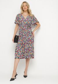 Born2be - Czarna Rozkloszowana Sukienka w Kwiaty z Kopertowym Dekoltem Plisowana Lanasira. Kolor: czarny. Wzór: kwiaty. Typ sukienki: kopertowe #4