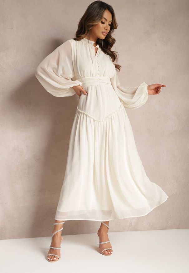 Renee - Jasnobeżowa Elegancka Sukienka w Stylu Vintage z Powlekanymi Guzikami i Marszczeniami Lefandia. Typ kołnierza: kołnierzyk stójkowy. Kolor: beżowy. Styl: vintage, elegancki