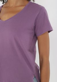 Born2be - Fioletowy T-shirt Metoreia. Okazja: na co dzień. Kolor: fioletowy. Materiał: bawełna, dzianina. Długość rękawa: krótki rękaw. Długość: krótkie. Wzór: gładki. Styl: casual, sportowy #3