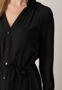 Born2be - Czarna Sukienka Koszulowa z Wiskozą z Wiązanym Paskiem Lustilla. Okazja: na co dzień. Kolor: czarny. Materiał: wiskoza. Typ sukienki: koszulowe. Styl: casual, elegancki, klasyczny #3