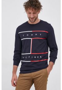 TOMMY HILFIGER - Tommy Hilfiger Longsleeve bawełniany kolor granatowy z nadrukiem. Okazja: na co dzień. Kolor: niebieski. Materiał: bawełna. Długość rękawa: długi rękaw. Wzór: nadruk. Styl: casual #1