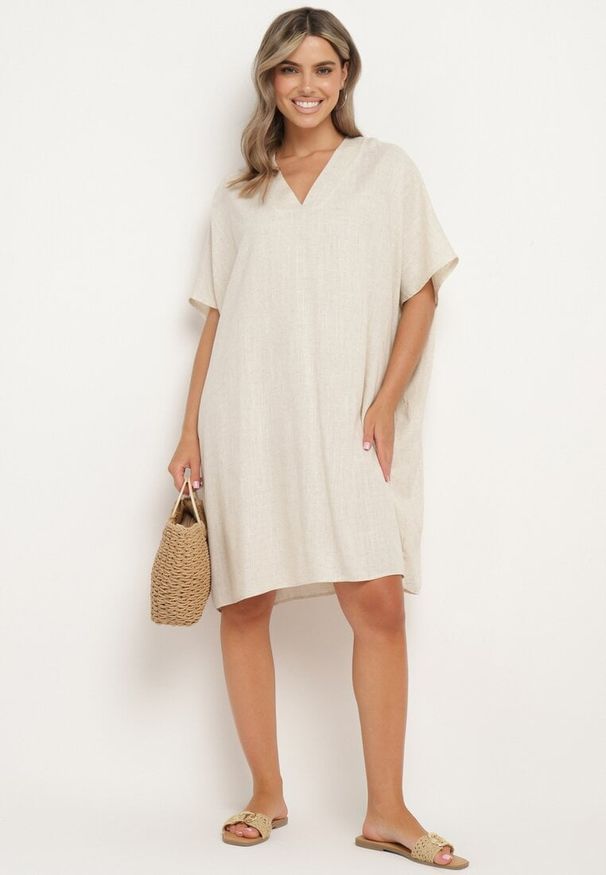 Born2be - Beżowa Bawełniana Sukienka o Pudełkowym Kroju z Dekoltem w Serek Vikonia. Okazja: na co dzień. Typ kołnierza: dekolt w serek. Kolekcja: plus size. Kolor: beżowy. Materiał: bawełna. Typ sukienki: proste, dla puszystych. Styl: elegancki, casual, wizytowy