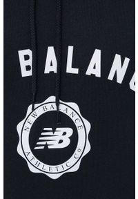 New Balance bluza męska kolor czarny z kapturem z nadrukiem. Typ kołnierza: kaptur. Kolor: czarny. Materiał: bawełna, dzianina. Długość rękawa: raglanowy rękaw. Wzór: nadruk #2