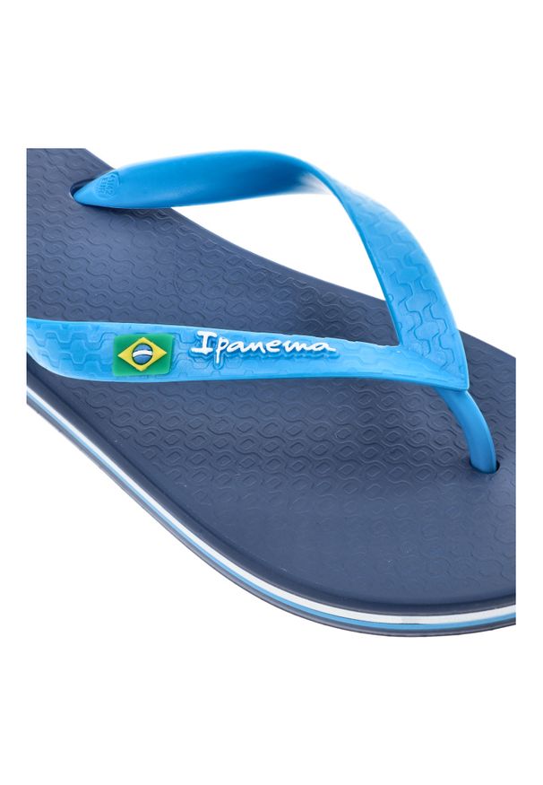 Niebieskie Japonki Ipanema Modne Buty Męskie. Okazja: na co dzień, na plażę. Kolor: niebieski. Materiał: materiał. Wzór: paski. Sezon: lato. Styl: sportowy, klasyczny, elegancki, casual