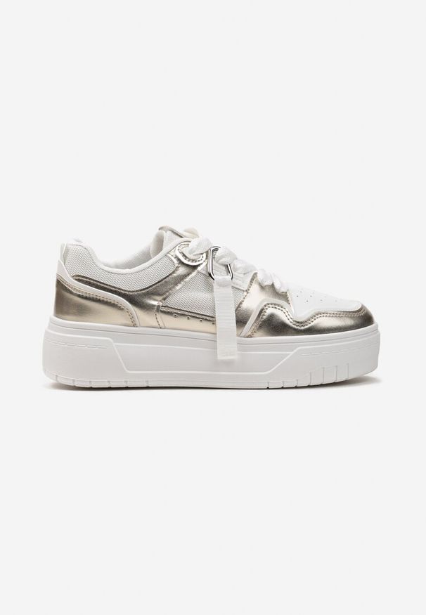 Born2be - Biało-Złote Sneakersy na Grubej Podeszwie z Ozdobnymi Sznurówkami i Zawieszką Xalenia. Okazja: na co dzień. Nosek buta: okrągły. Zapięcie: sznurówki. Kolor: biały. Materiał: jeans, materiał. Obcas: na obcasie. Wysokość obcasa: niski