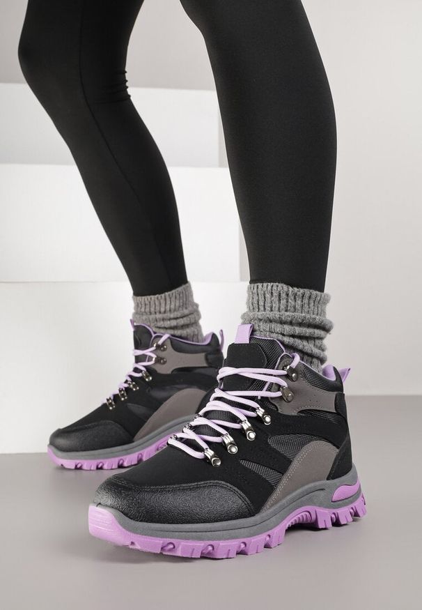 Renee - Czarno-Fioletowe Buty Trekkingowe Trapery Vices z Geometrycznym Wzorem Norrive. Okazja: na co dzień. Kolor: czarny. Materiał: skóra. Wzór: geometria. Styl: casual