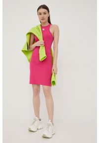 adidas Originals sukienka Adicolor HG6166 kolor różowy mini dopasowana. Kolor: różowy. Materiał: bawełna. Wzór: nadruk. Typ sukienki: dopasowane. Długość: mini