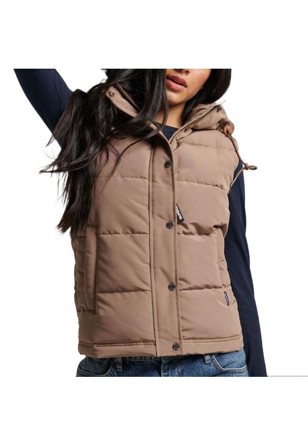 Superdry - Kamizelka pikowana z kapturem Everest od SUPERDRY. Typ kołnierza: kaptur. Kolor: brązowy. Długość rękawa: długi rękaw. Styl: elegancki