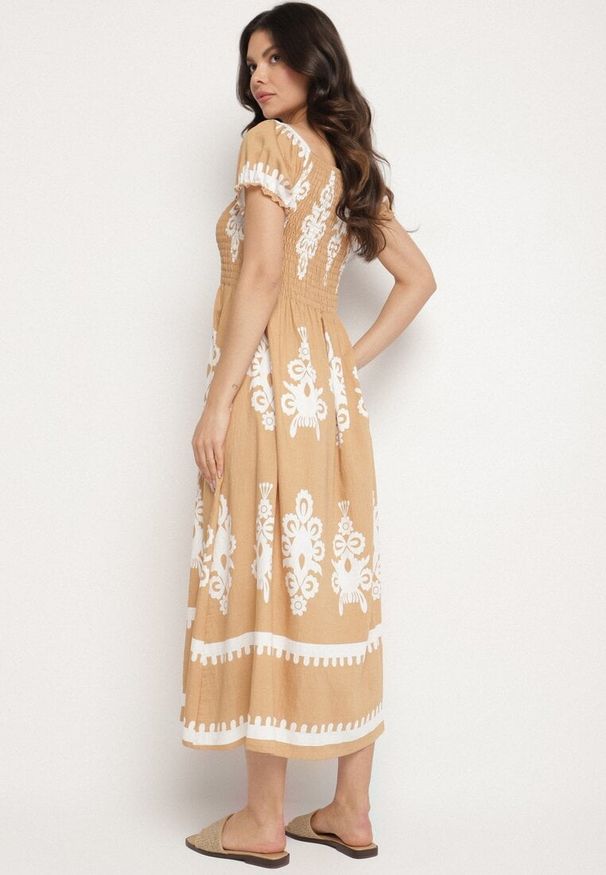 Born2be - Ciemnobeżowa Sukienka o Kroju Hiszpanki Zdobiona Orientalnym Wzorem Aravine. Okazja: na co dzień. Typ kołnierza: dekolt hiszpanka. Kolor: beżowy. Materiał: jeans. Długość rękawa: krótki rękaw. Wzór: aplikacja. Sezon: lato. Styl: elegancki, casual