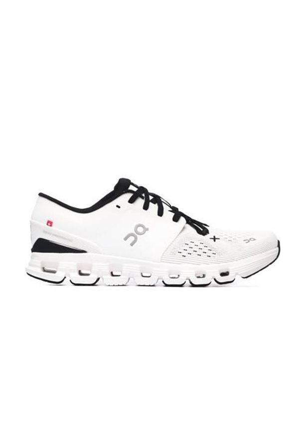 Buty do biegania damskie On Running Cloud X 4. Kolor: biały. Materiał: materiał, syntetyk. Szerokość cholewki: normalna. Sport: bieganie