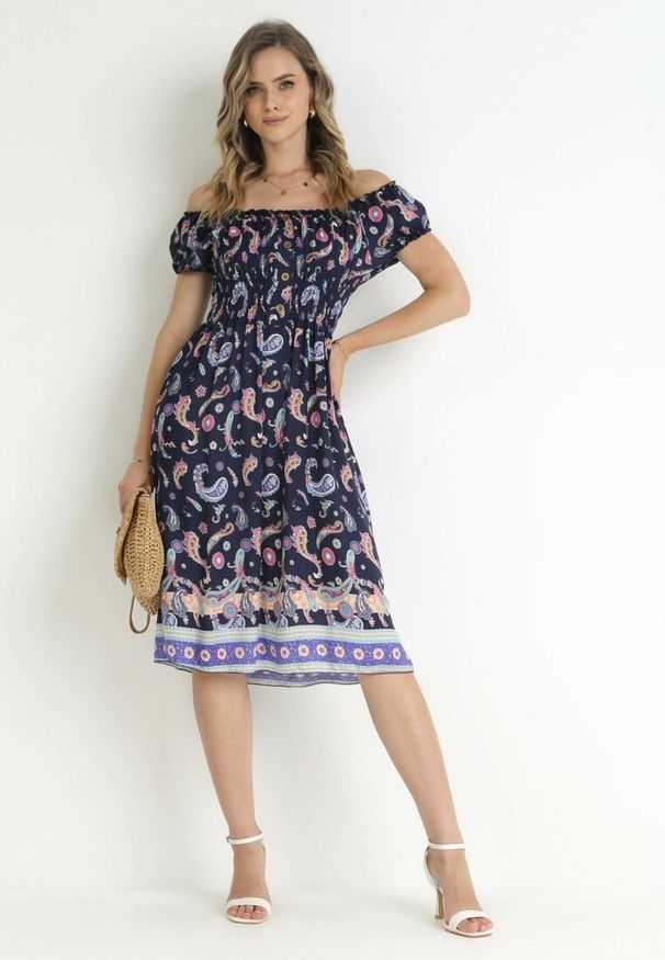 Born2be - Granatowa Rozkloszowana Sukienka Bawełniana Hiszpanka we Wzór Paisley Dottia. Typ kołnierza: dekolt hiszpanka. Kolor: niebieski. Materiał: bawełna. Wzór: paisley