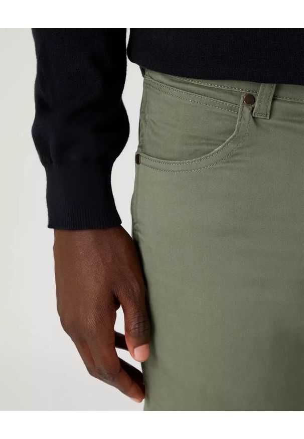 Wrangler - WRANGLER LARSTON MĘSKIE SPODNIE MATERIAŁOWE DUSTY OLIVE W18SEAX45 112330756. Materiał: materiał