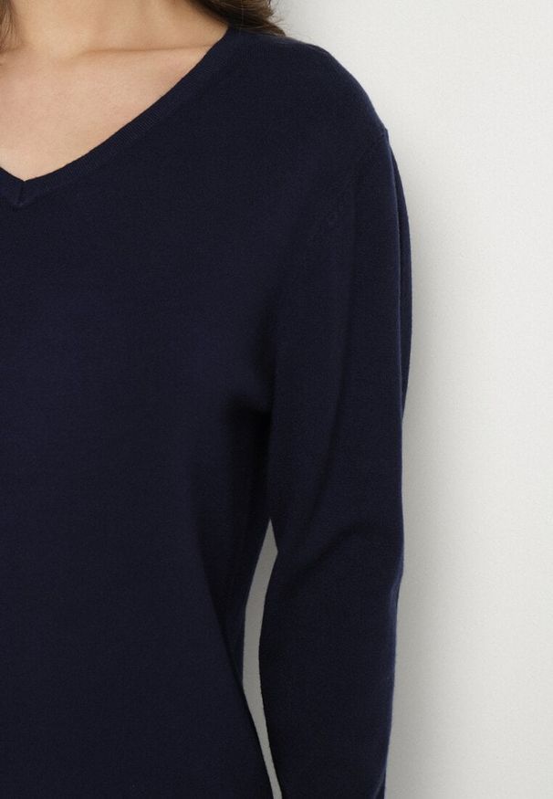 Born2be - Granatowy Sweter o Prostym Kroju z Dekoltem w Serek Sinoriel. Okazja: na co dzień. Typ kołnierza: dekolt w serek. Kolor: niebieski. Materiał: jeans. Wzór: aplikacja. Styl: casual