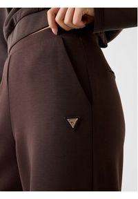 Guess Spodnie materiałowe 166071 Brązowy Slim Fit. Kolor: brązowy. Materiał: materiał #2