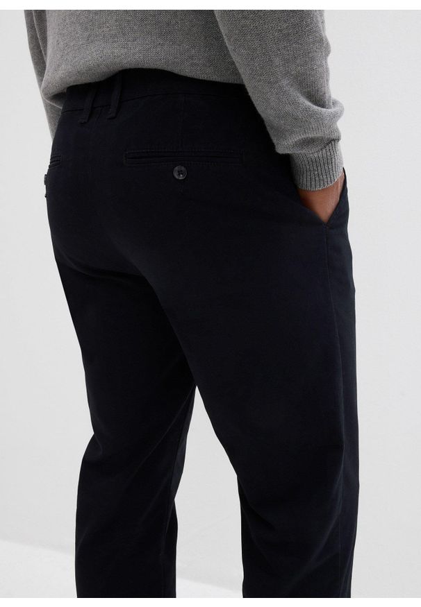 bonprix - Spodnie chino Regular Fit Straight, z czystej bawełny. Kolor: czarny. Materiał: bawełna. Wzór: gładki. Styl: klasyczny