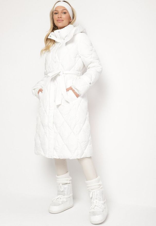 Born2be - Biała Długa Kurtka Płaszcz z Kapturem i Wiązaniem w Pasie Gasaetta. Typ kołnierza: kaptur. Kolor: biały. Materiał: materiał. Długość: długie. Sezon: zima