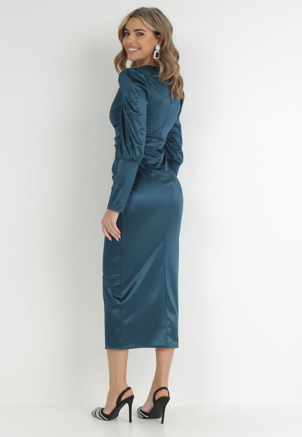 Born2be - Ciemnozielona Sukienka Kopertowa z Bufiastym Rękawem Ovruli. Kolor: zielony. Materiał: satyna. Typ sukienki: kopertowe. Styl: elegancki. Długość: midi