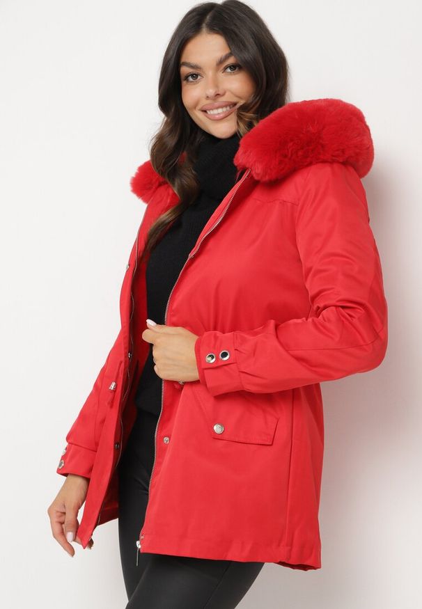 Born2be - Czerwona Kurtka Parka z Odpinanym Futerkowym Obszyciem przy Kapturze Inelithrae. Okazja: na co dzień. Typ kołnierza: golf. Kolor: czerwony. Materiał: jeans. Sezon: zima. Styl: elegancki, casual, klasyczny