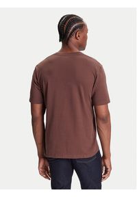 Wrangler T-Shirt Sign Off 112371484 Brązowy Regular Fit. Kolor: brązowy. Materiał: bawełna #5