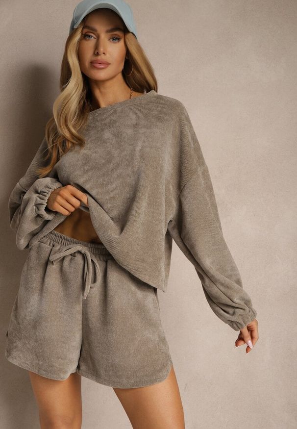 Renee - Ciemnobeżowy Basicowy Komplet Szorty i Bluza Novirissa. Kolor: beżowy. Materiał: tkanina