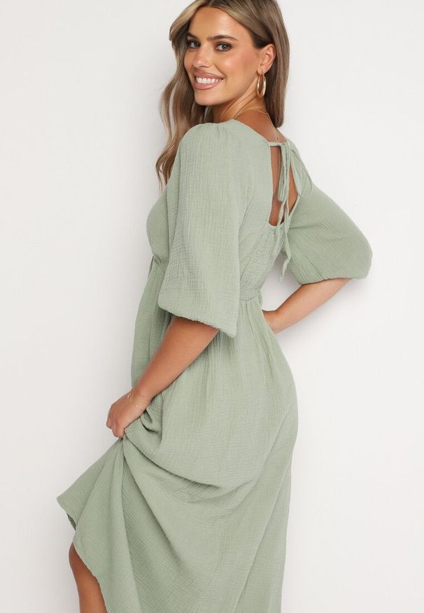 Born2be - Ciemnozielona Rozkloszowana Bawełniana Sukienka Boho z Wiązaniem i Gumką w Talii Lawla. Okazja: na co dzień. Typ kołnierza: dekolt w kształcie V. Kolor: zielony. Materiał: bawełna. Typ sukienki: rozkloszowane. Styl: boho