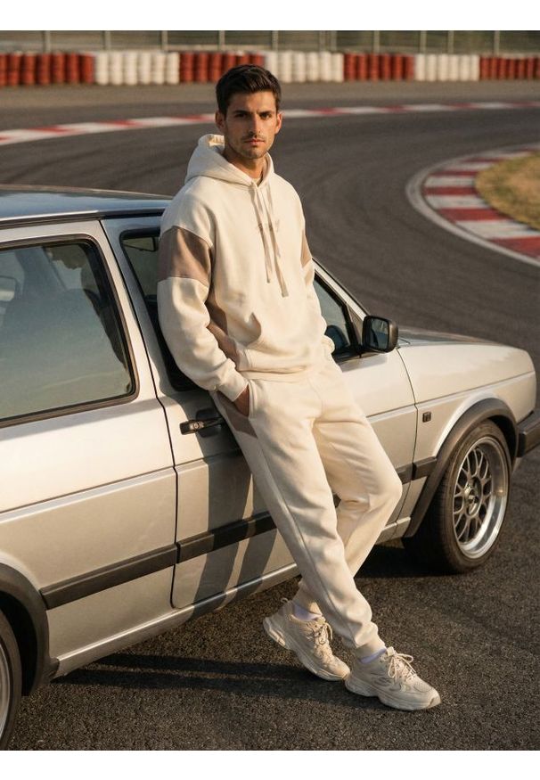 Sinsay - Spodnie dresowe jogger - kremowy. Kolor: kremowy. Materiał: dresówka