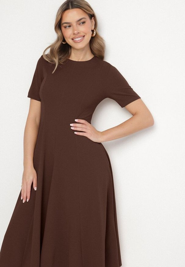 Born2be - Brązowa Sukienka Rozkloszowana z Taliowaniem Telorwena. Okazja: na randkę, na wesele, na ślub cywilny. Kolor: brązowy. Materiał: tkanina. Długość rękawa: krótki rękaw. Styl: klasyczny
