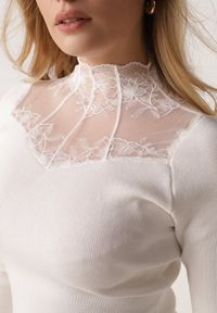 Born2be - Biały Dopasowany Sweter z Półgolfem z Wiskozą Zdobiony Koronkową Siateczką Genna. Kolor: biały. Materiał: koronka, wiskoza. Wzór: aplikacja. Styl: klasyczny #3