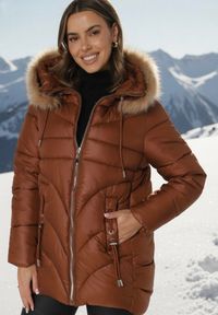 Born2be - Brązowa Pikowana Kurtka o Trapezowym Kroju z Kapturem i Odpinanym Futerkiem Deolaine. Okazja: na co dzień. Typ kołnierza: kaptur. Kolor: brązowy. Materiał: futro. Długość rękawa: długi rękaw. Długość: długie. Styl: casual, elegancki #1