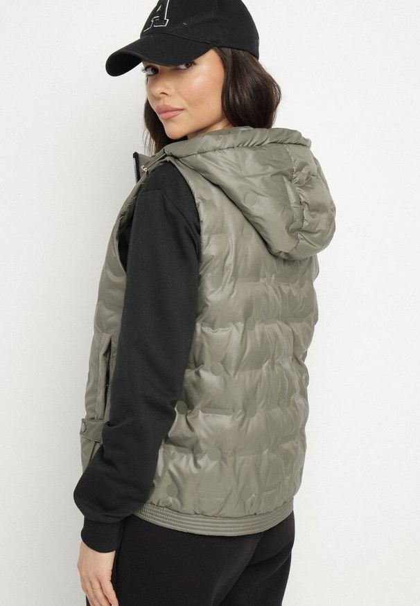 Born2be - Zielona Kamizelka z Pikowanymi Przeszyciami i Kapturem ze Ściągaczami Annivria. Okazja: na co dzień. Kolor: zielony. Materiał: jeans. Styl: sportowy, klasyczny, casual