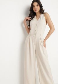 Born2be - Beżowy Kombinezon na Szyję Ozdobiony Guzikami Ellidell. Okazja: na imprezę, na co dzień. Kolor: beżowy. Długość: długie. Wzór: aplikacja. Styl: casual, klasyczny #2