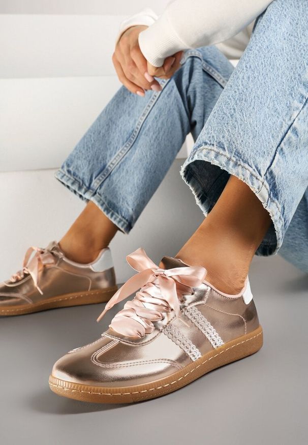 Renee - Szampańskie Lakierowane Sneakersy w Stylu Tenisówek z Koronkowymi Paskami Deoriva. Okazja: na co dzień. Zapięcie: pasek. Kolor: złoty. Materiał: lakier, koronka. Wzór: paski