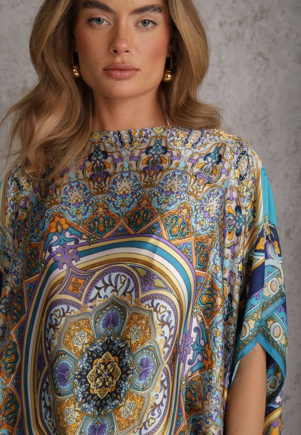 Renee - Niebieskie Satynowe Ponczo z Jedwabiem i Wiskozą w Stylu Boho Prixeis. Okazja: na co dzień. Kolor: niebieski. Materiał: wiskoza, jedwab, satyna. Wzór: nadruk. Styl: boho
